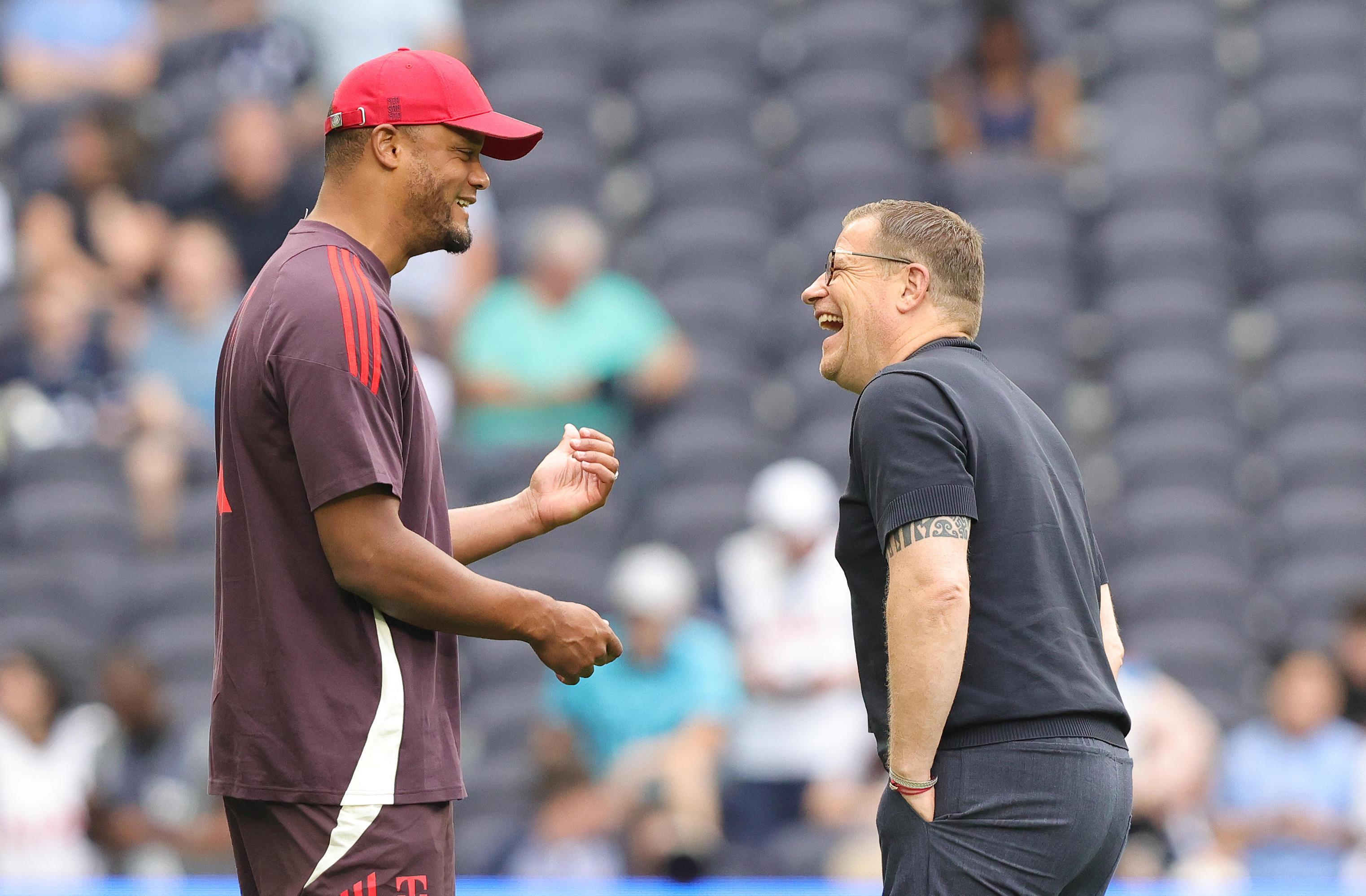 Vincent Kompany lacht mit FC-Bayern-Sportvorstand Max Eberl (r.)