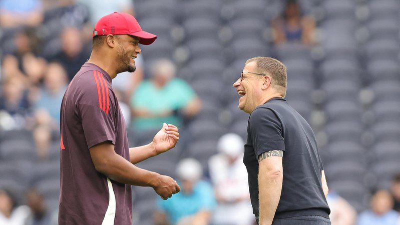 Vincent Kompany lacht mit FC-Bayern-Sportvorstand Max Eberl (r.) | Bild: picture alliance / firo Sportphoto | Sebastian El-Saqqa Vincent Kompany lacht mit FC-Bayern-Sportvorstand Max Eberl (r.)