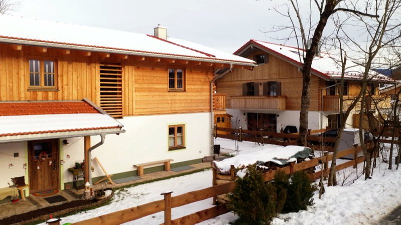 Einfamilienhäuser im Schnee | Bild: BR24 Einfamilienhäuser im Schnee
