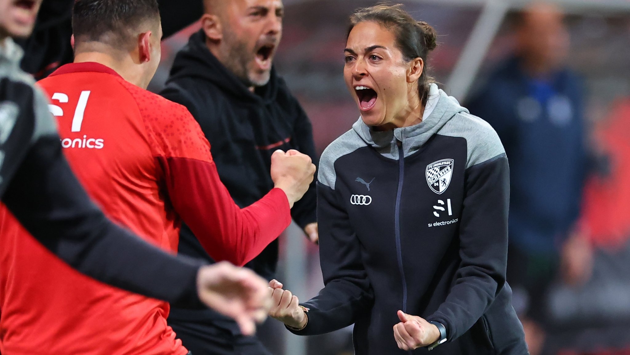 dpatopbilder - 05.05.2024, Bayern, Ingolstadt: Fußball: 3. Bundesliga, FC Ingolstadt - SV Waldhof Mannheim, 36. Spieltag im Audi Sportpark. Die Trainerin Sabrina Wittmann aus Ingolstadt jubelt über den Treffer ihrer Mannschaft zum 1:1. 