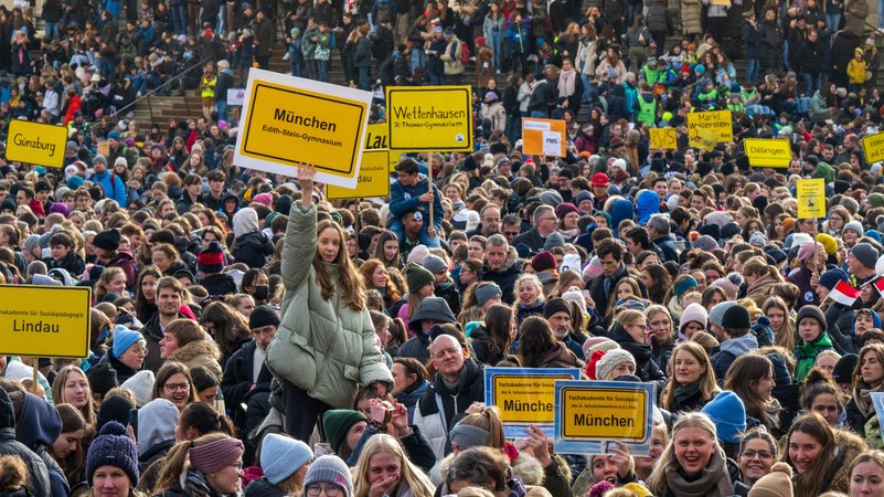 Tausende protestieren am Königsplatz für eine bessere Finanzierung der Privatschulen
