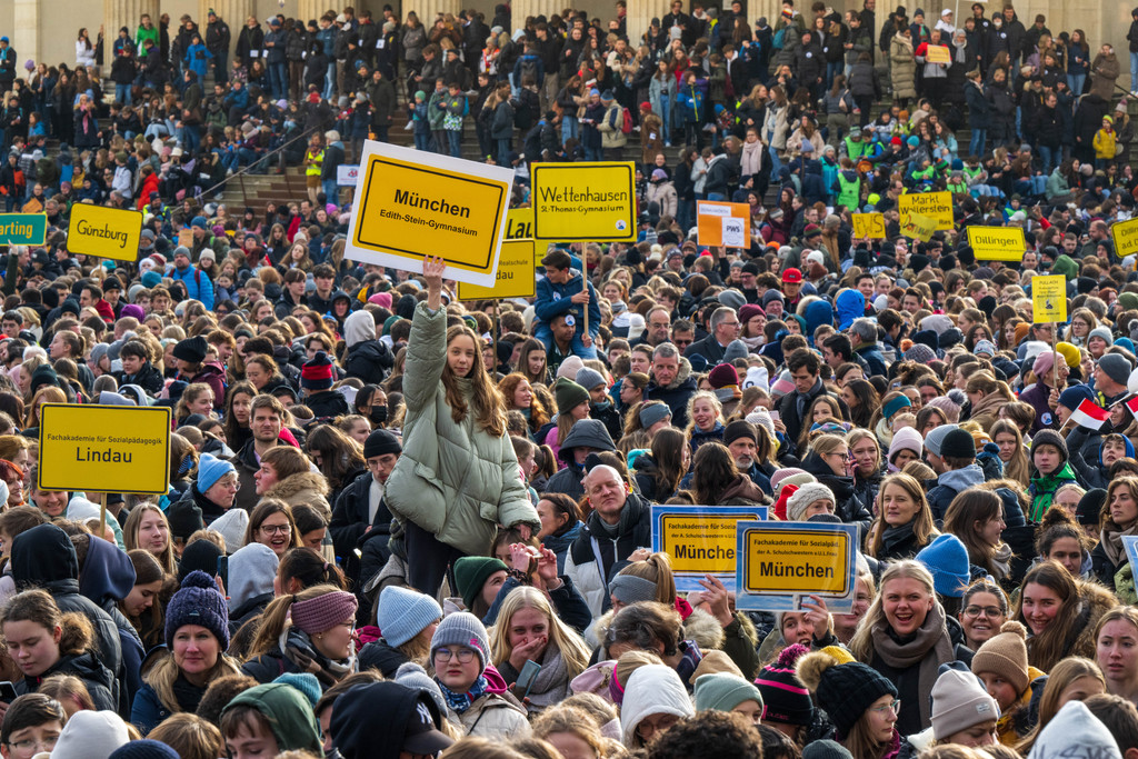 Tausende protestieren am Königsplatz für eine bessere Finanzierung der Privatschulen