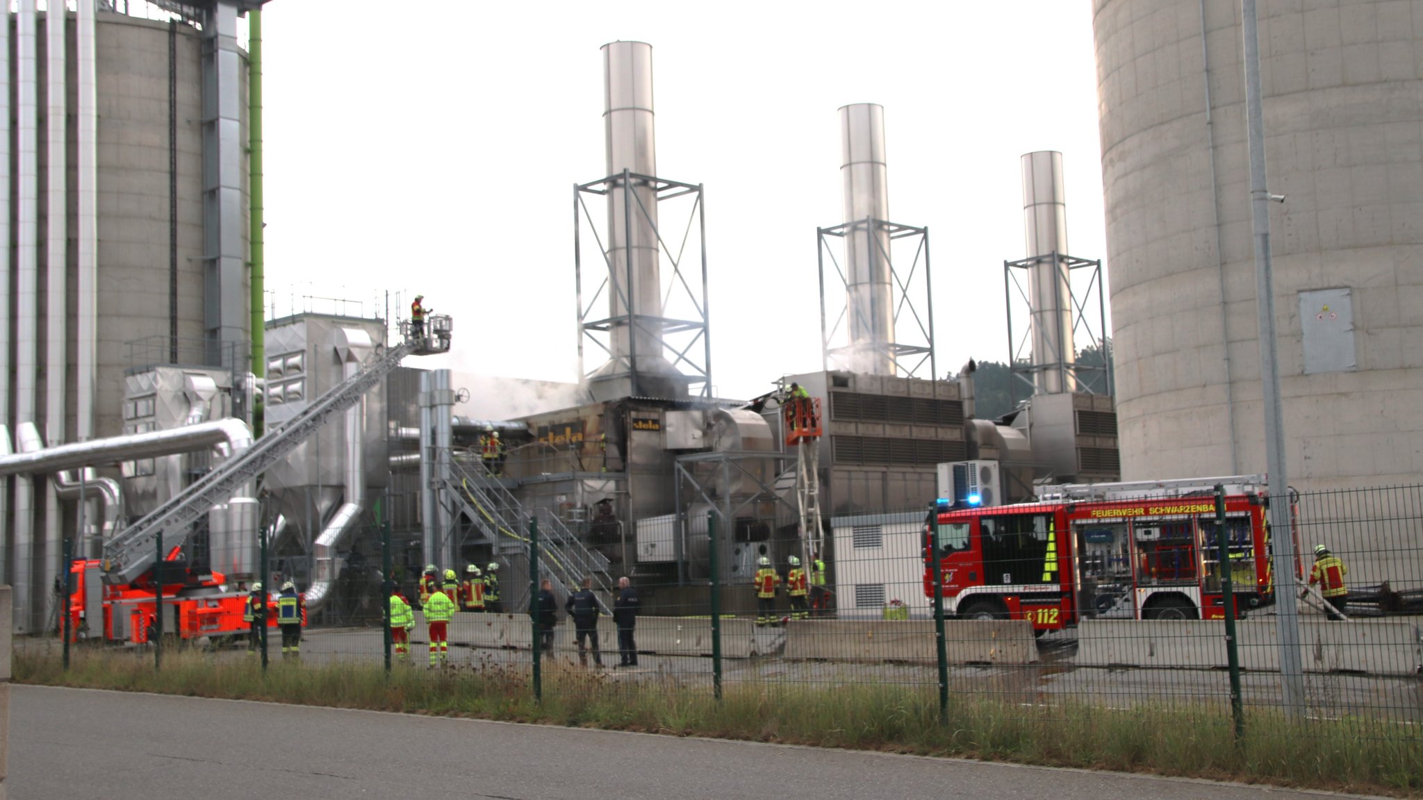 Einsatzkräfte löschen einen Maschinenbrand in einem großen Oberpfälzer Pelletwerk. | Bild: News5 Einsatzkräfte löschen einen Maschinenbrand in einem großen Oberpfälzer Pelletwerk.