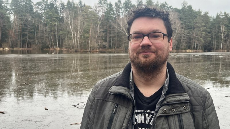 John Ewert hat Gewalt durch seine Partnerin erlebt | Bild: BR/Thomas Hauswald John Ewert hat Gewalt durch seine Partnerin erlebt