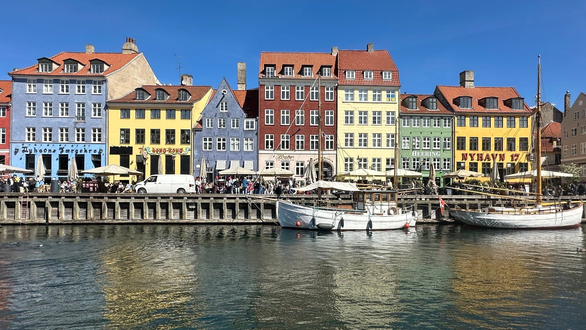 Blick auf eine bunte Häuserfassade in Kopenhagen.