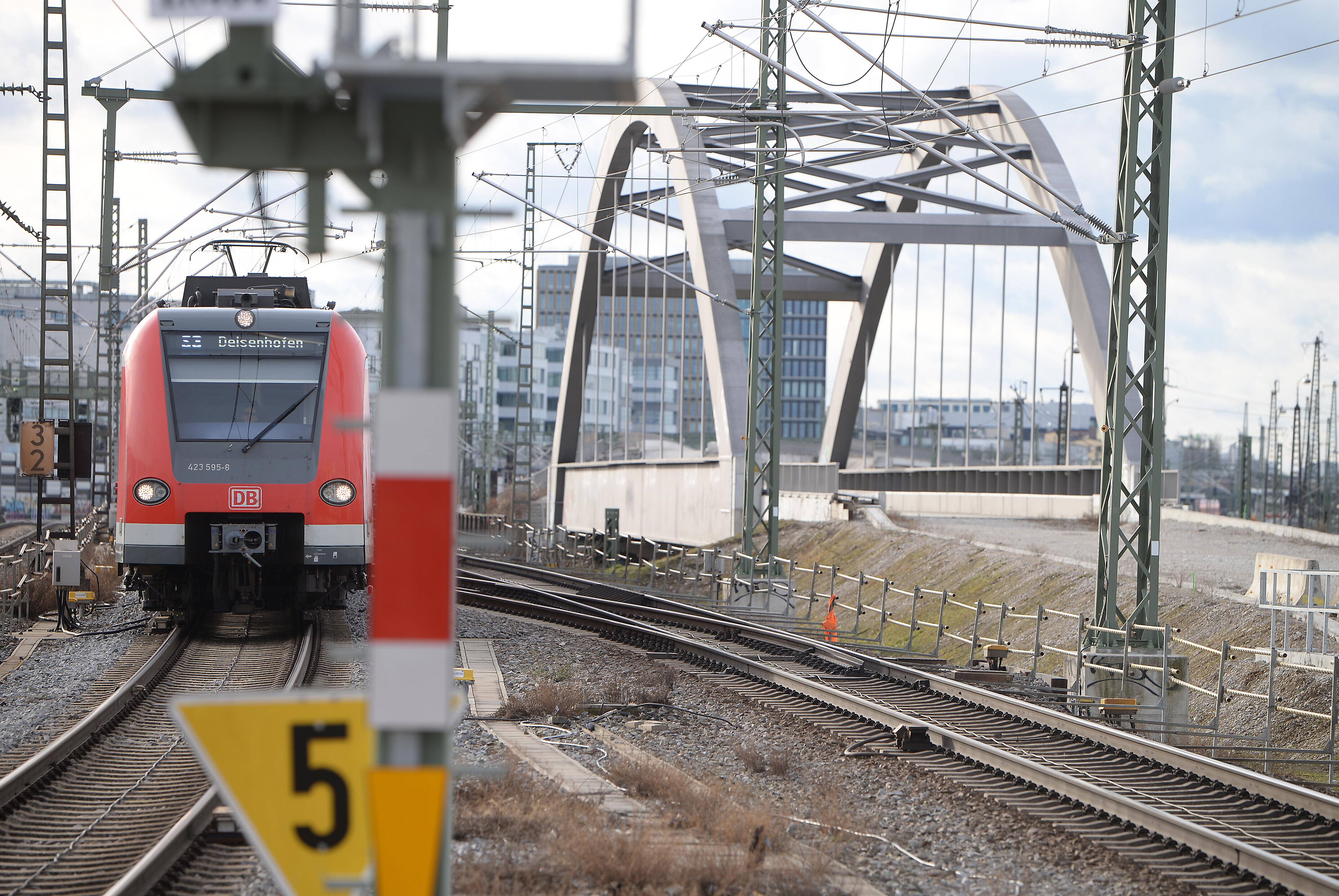 Seit fast eineinhalb Jahren, ist das Zugangebot bei der Münchner S-Bahn spürbar schlechter geworden. 