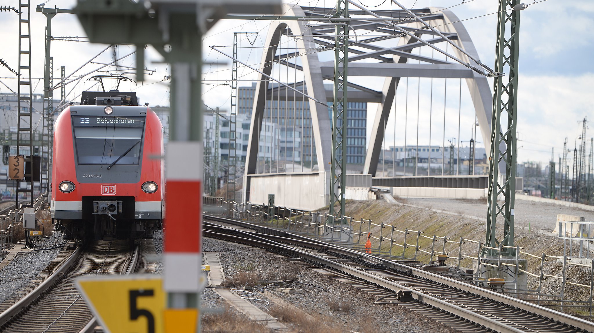 Seit fast eineinhalb Jahren, ist das Zugangebot bei der Münchner S-Bahn spürbar schlechter geworden. 