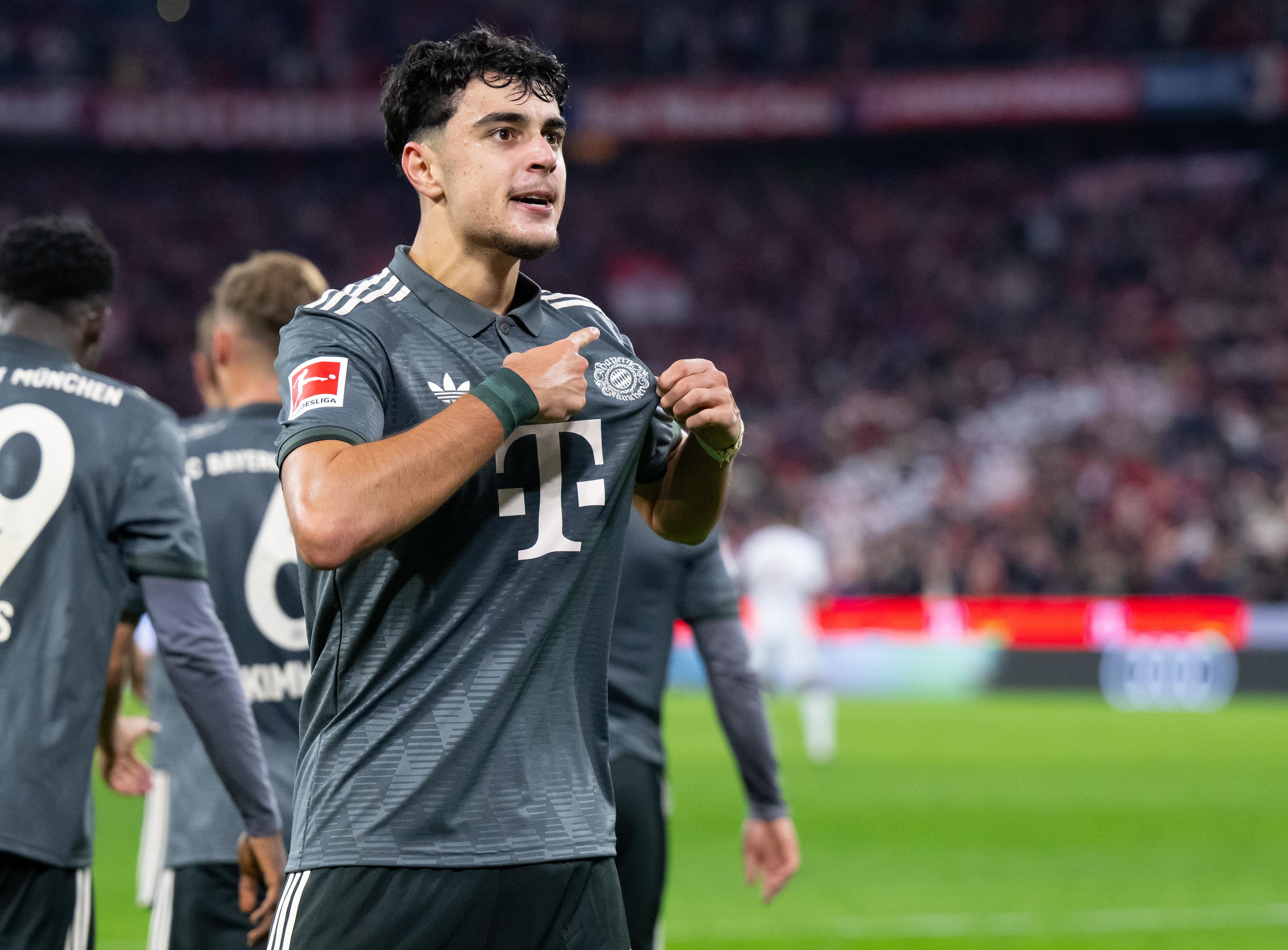 Aleksandar Pavlovic bejubelt seinen Treffer gegen Bayer Leverkusen