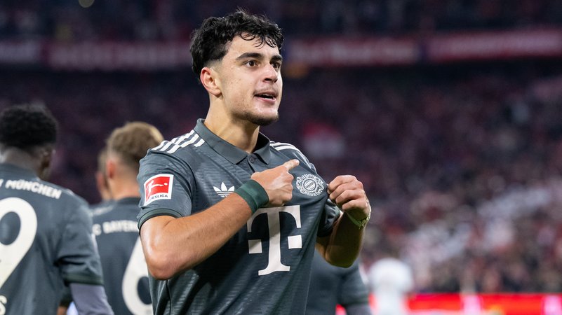 Aleksandar Pavlovic bejubelt seinen Treffer gegen Bayer Leverkusen | Bild: picture alliance/dpa | Sven Hoppe Aleksandar Pavlovic bejubelt seinen Treffer gegen Bayer Leverkusen