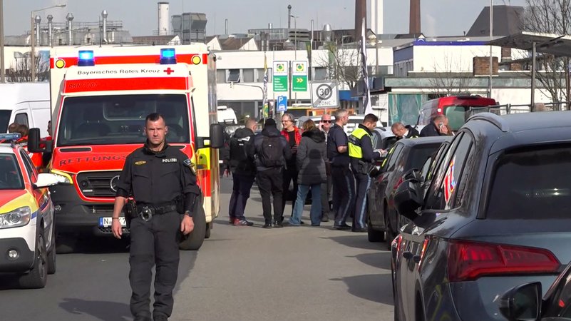 Tödlicher Schuss in Nürnberg: Polizisten wollten einen 38-Jährigen in seiner Wohnung verhaften. Er wehrte sich und wollte laut Beamten angreifen. | Bild: Bayerischer Rundfunk 2025 Tödlicher Schuss in Nürnberg: Polizisten wollten einen 38-Jährigen in seiner Wohnung verhaften. Er wehrte sich und wollte laut Beamten angreifen.