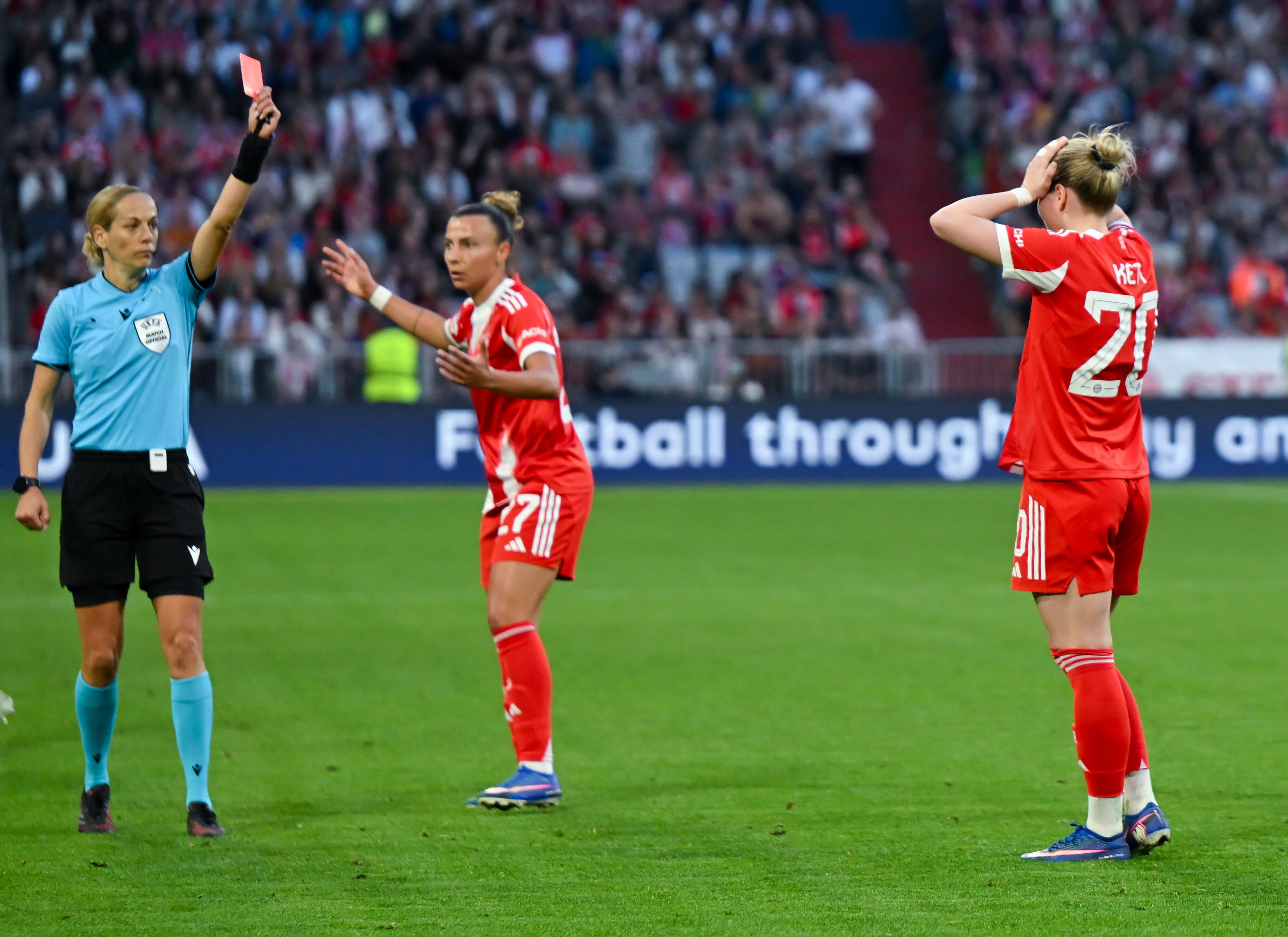 Franziska Kett wird mit Rot vom Platz gestellt