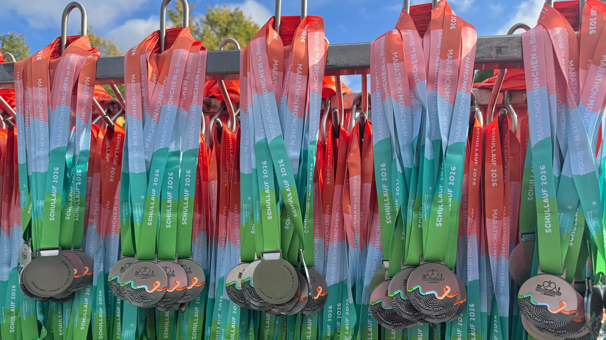Jedes Kind der knapp 4.000 teilnehmenden Schülerinnen und Schüler bekam eine Medaille nach dem Schullauf im Rahmen des Marathon Münche | Bild: Katrin Bohlmann/BR Jedes Kind der knapp 4.000 teilnehmenden Schülerinnen und Schüler bekam eine Medaille nach dem Schullauf im Rahmen des Marathon Münche