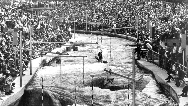 Tausende Zuschauer säumen bei den Olympischen Spielen am 30.08.1972 den künstlich angelegten Wildwasser-Kanal in Augsburg.