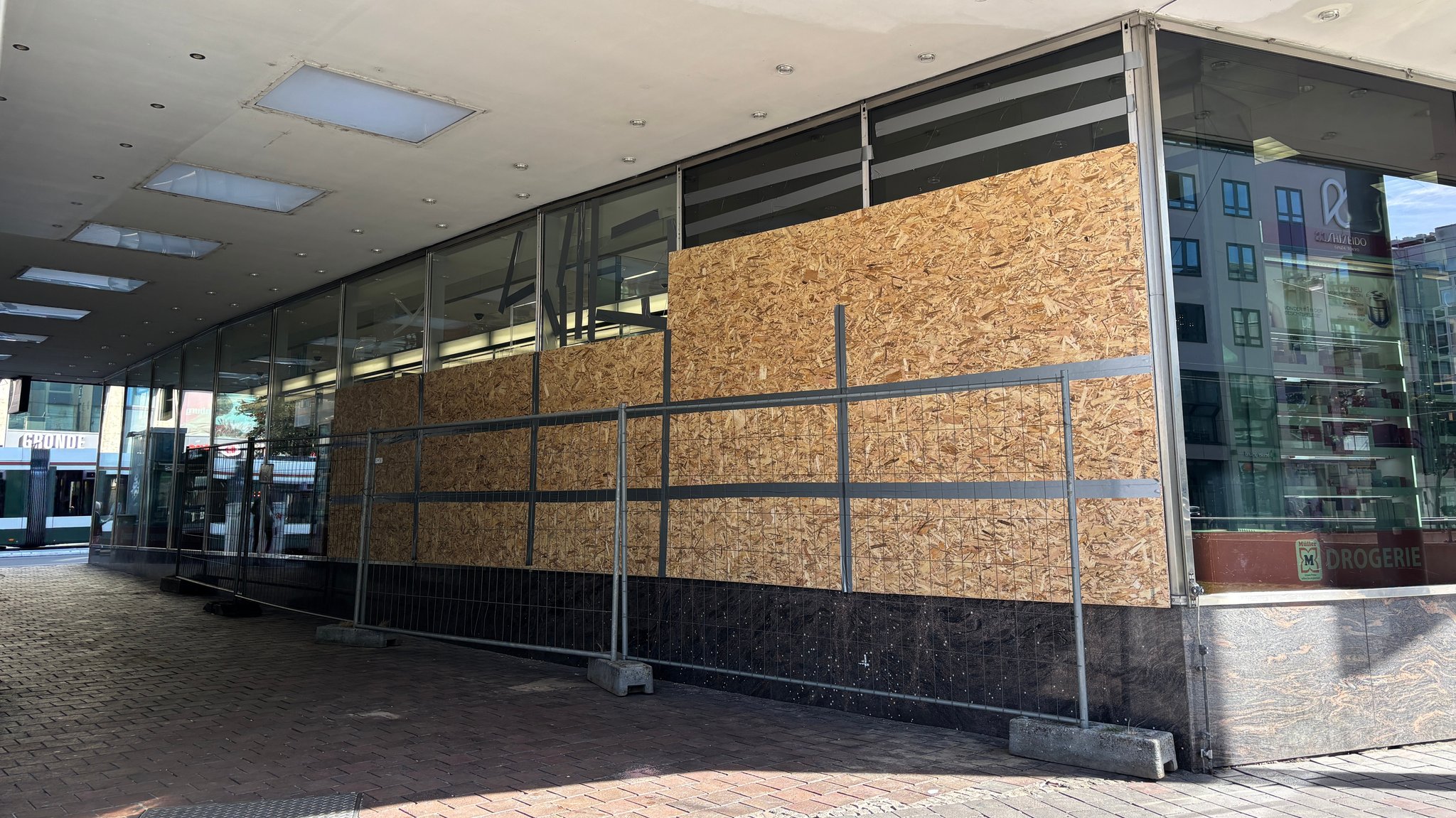 Vor das beschädigte Schaufenster wurden Sperrholzplatten angebracht. | Bild: BR/ Michaela Fembacher Vor das beschädigte Schaufenster wurden Sperrholzplatten angebracht.