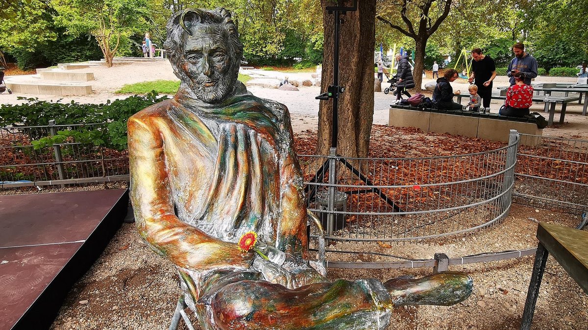 Statue von Helmut Dietl an der Münchner Freiheit