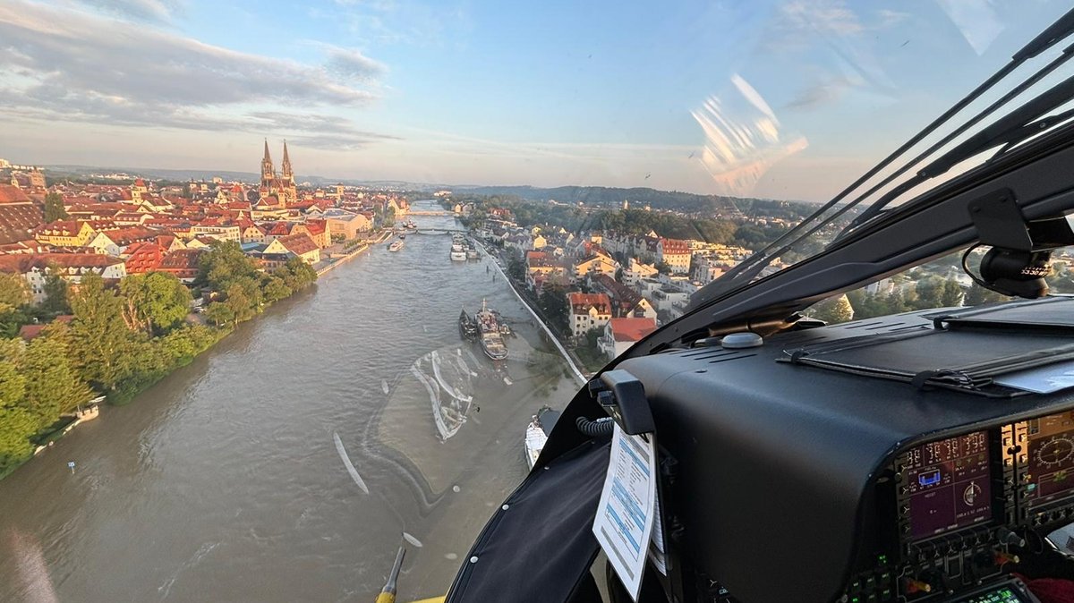 Blick aus einem Helikopter auf Regensburg und die Donau.