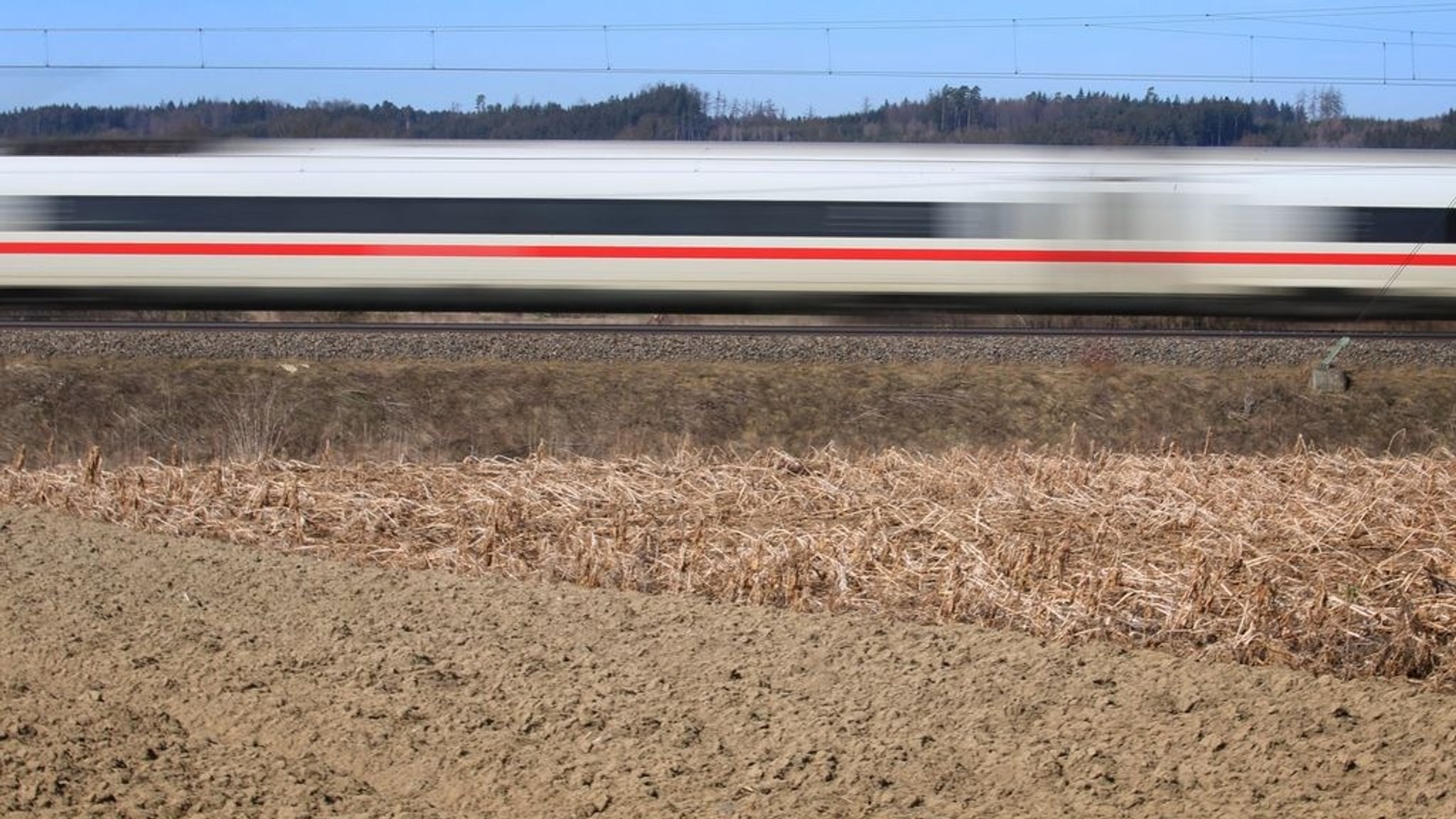 Ein ICE fährt auf der Bahnstrecke Augsburg-Ulm.