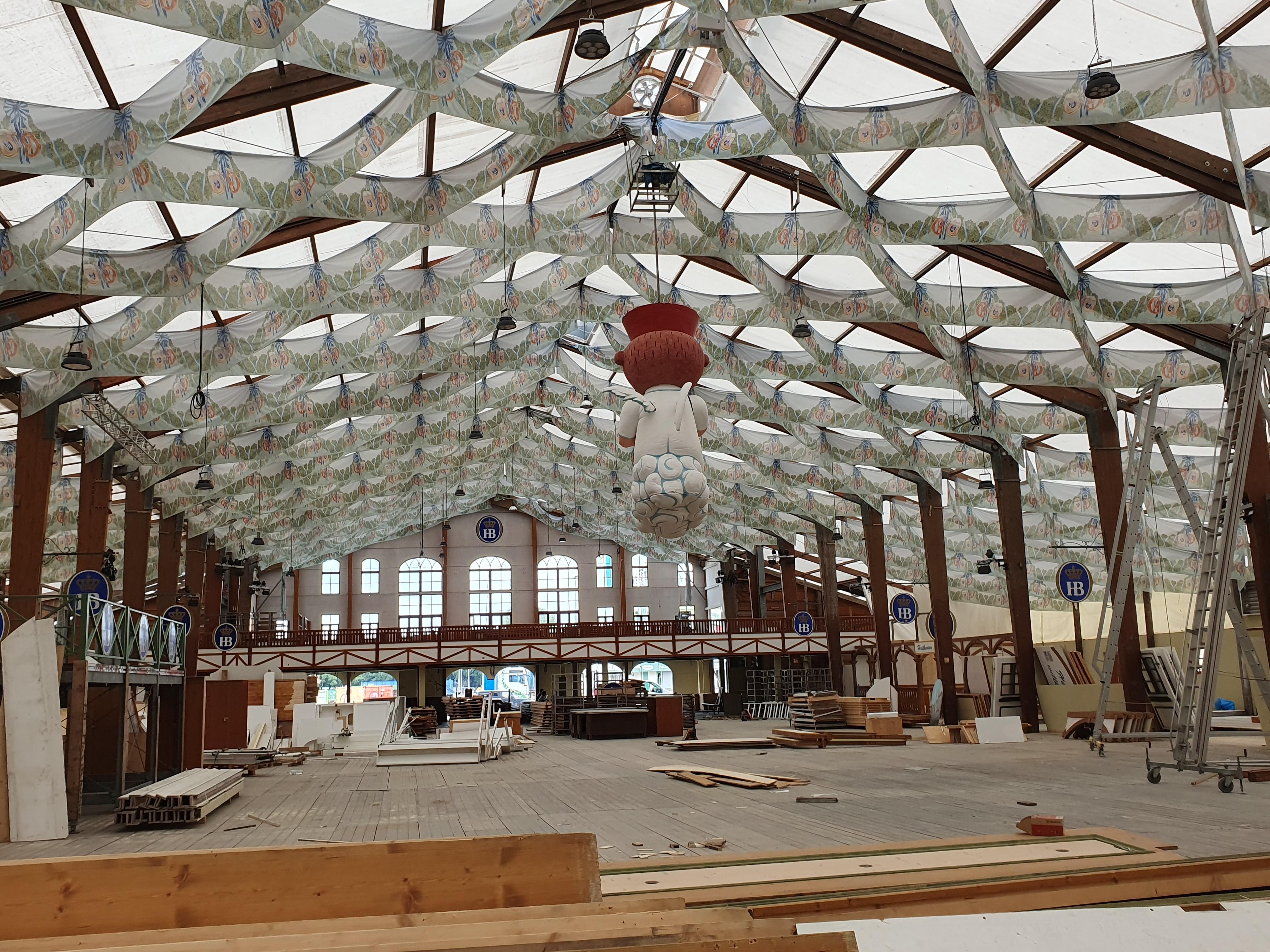 Blick in ein im Aufbau befindliches Festzelt.