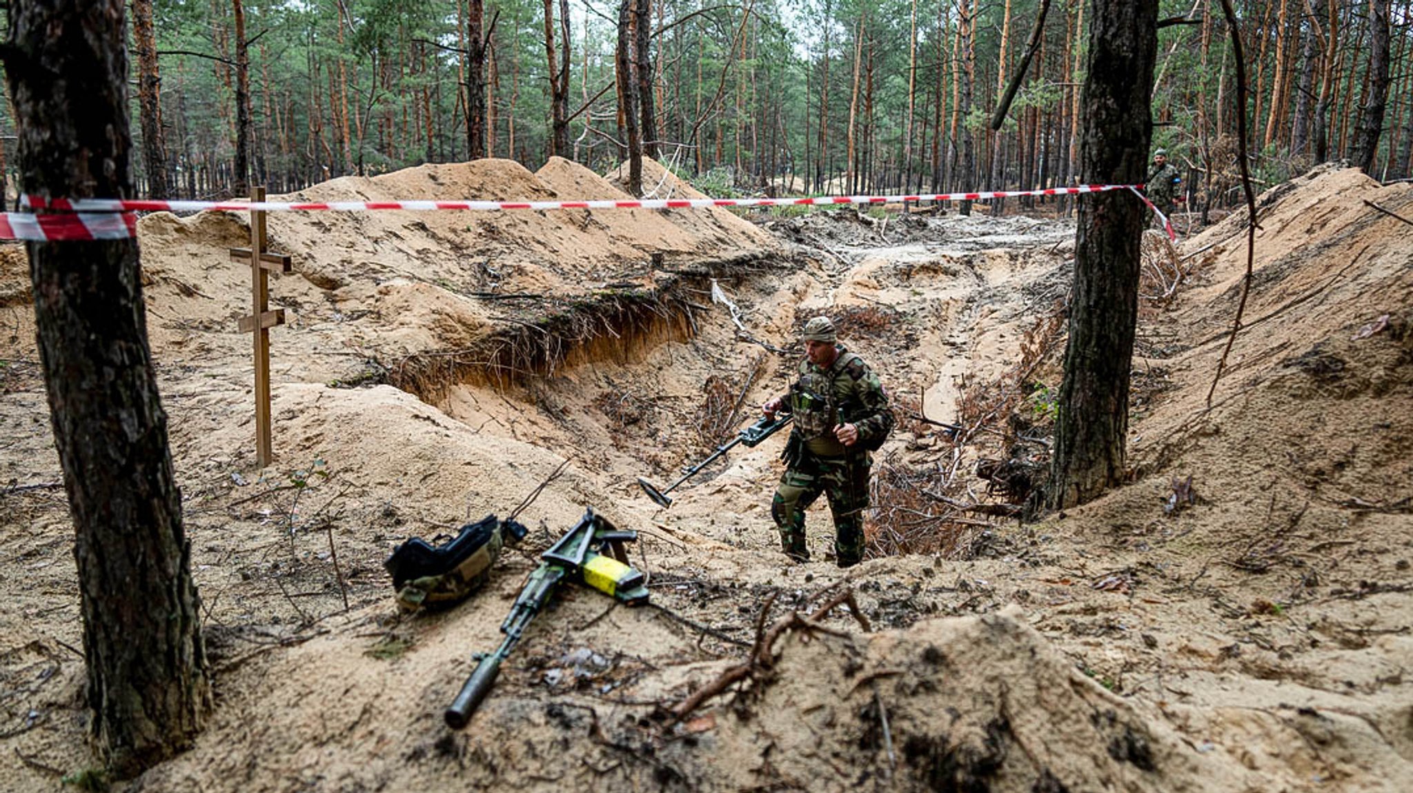 Bilder zeigen dutzende Kreuze in einem Wald bei Isjum. Ukrainische Medien berichten über 440 Leichen, die hier gefunden worden seien.