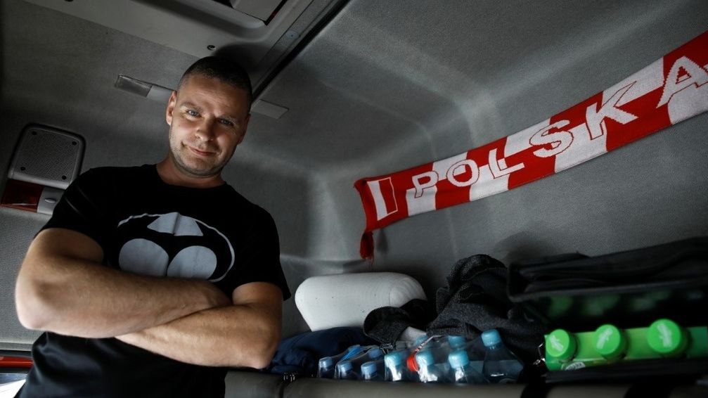 Jakub Pajka in seinem Lkw | Bild: REUTERS/Kacper Pempel Jakub Pajka in seinem Lkw