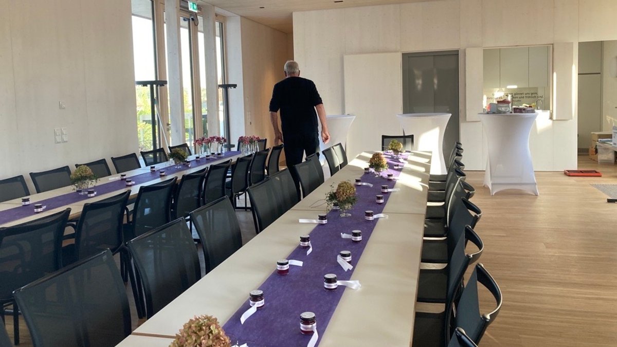 Der neue Begegnungssaal mit langen Tischreihen im neuen Gemeindehaus der Begegnung in Mainburg