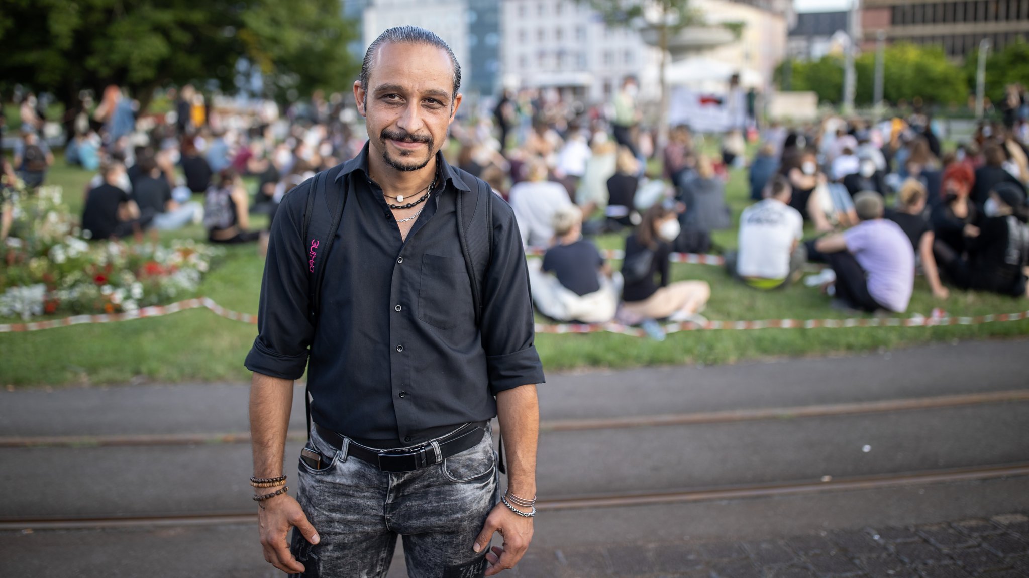 Archivbild: Chia Rabiei bei einer Gedenkkundgebung an die Opfer der tödlichen Messerattacke in Würzburg.