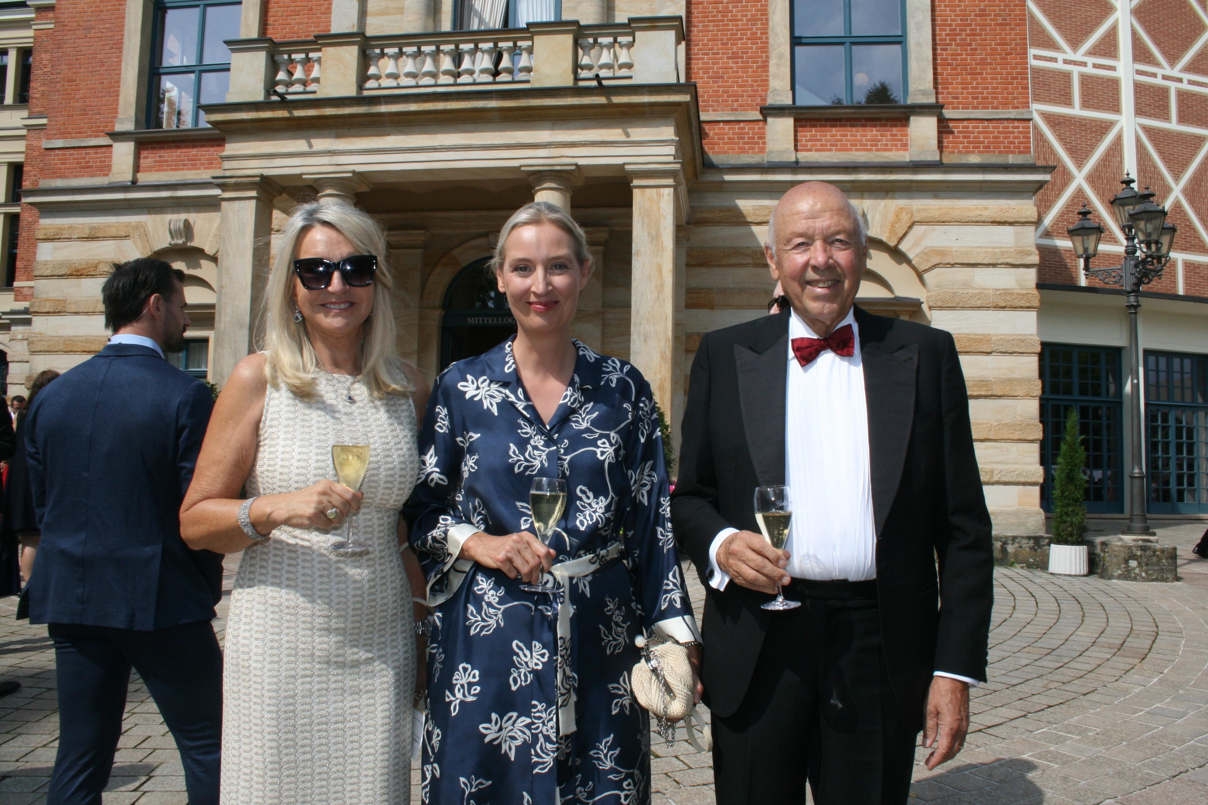 Alice Weidel (AfD), Theo Müller (r.) und Gattin Beate Ebert (l.) beim Besuch "Walküre", Bayreuther Festspiele 2025