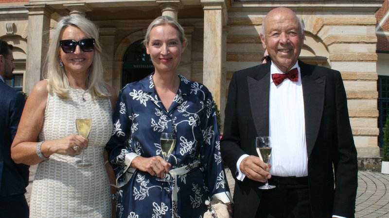 Alice Weidel (AfD), Theo Müller (r.) und Gattin Beate Ebert (l.) beim Besuch "Walküre", Bayreuther Festspiele 2025 | Bild: picture alliance / Alexander Schuhmann | Schuhmann Alexander Alice Weidel (AfD), Theo Müller (r.) und Gattin Beate Ebert (l.) beim Besuch "Walküre", Bayreuther Festspiele 2025