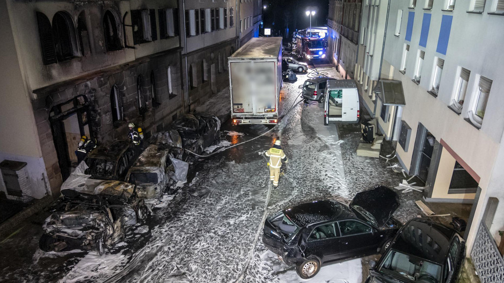 Zerstörte Autos und ein Haus in Flammen: Lkw-Chaosfahrt in Fürth