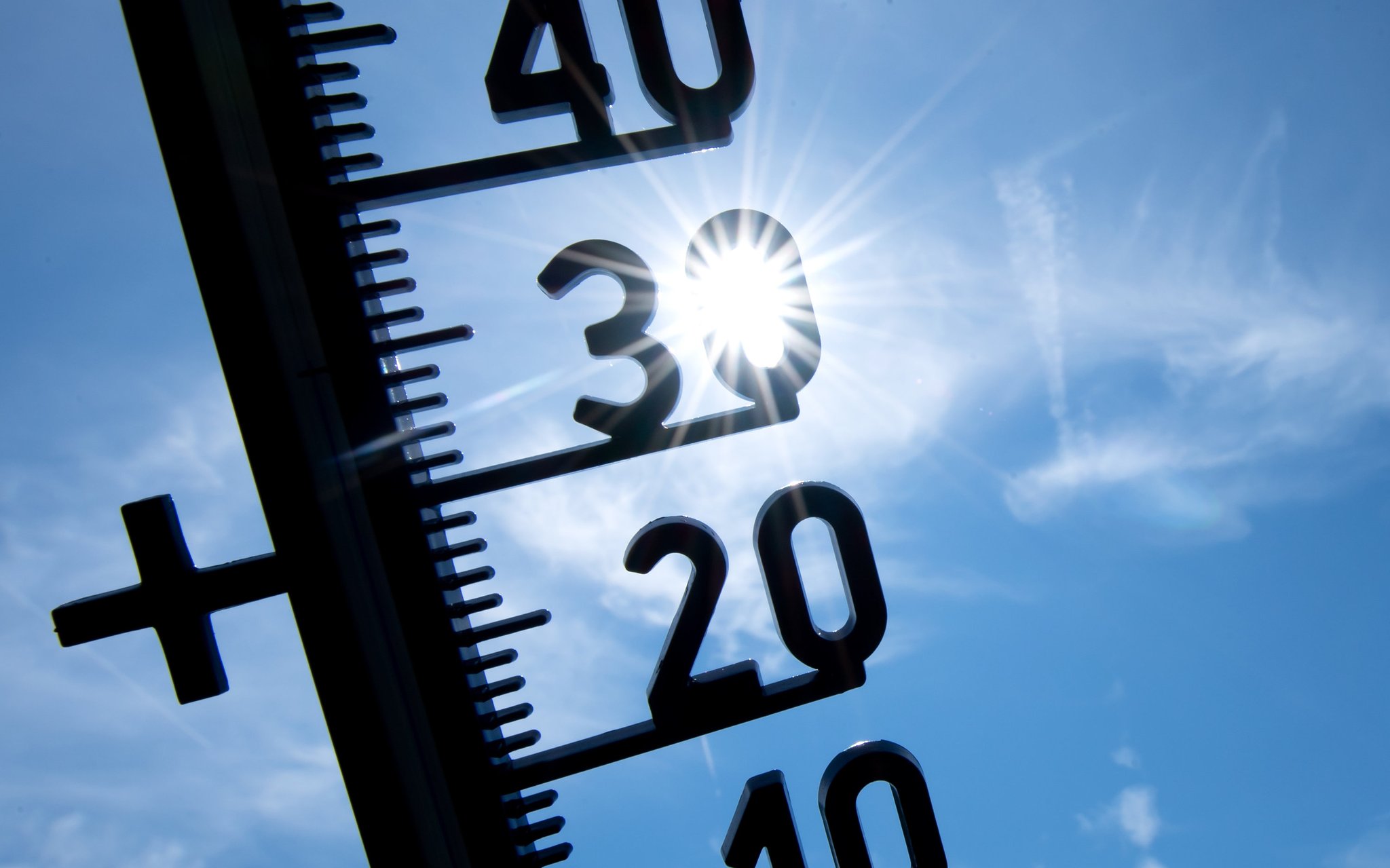 ARCHIV - 25.07.2019, Bayern, München: Ein Thermometer zeigt Temperaturen über 30 Grad an. (zu dpa: «Grüne fordern Hitze-Notfallzentrum und «kühle Räume»») Foto: Sven Hoppe/dpa +++ dpa-Bildfunk +++