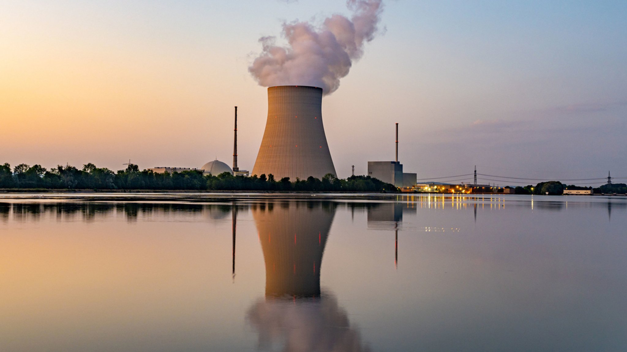 Wasserdampf steigt aus dem Kühlturm des Atomkraftwerks (AKW) Isar 2.