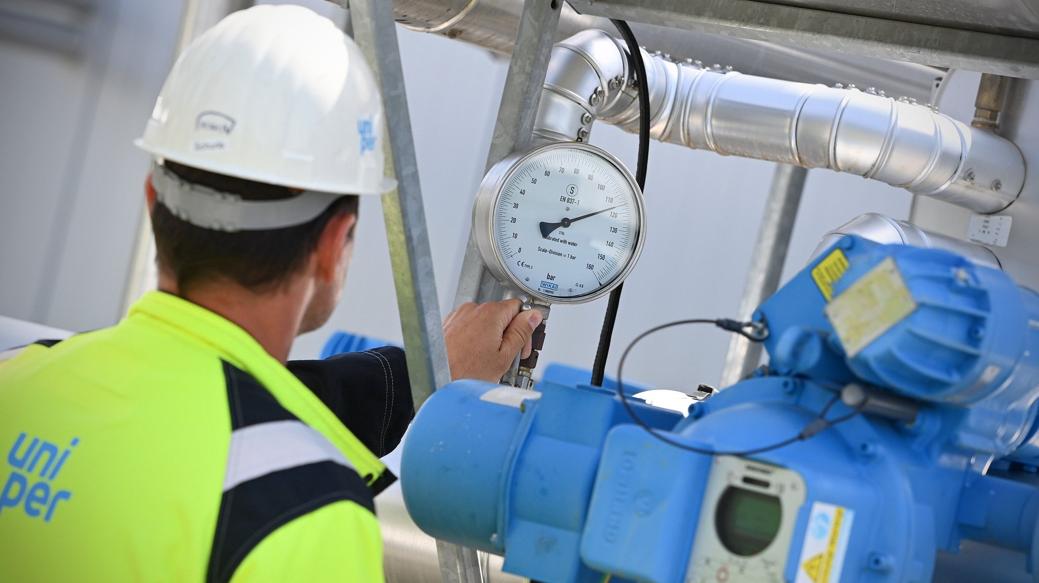 Mitarbeiter kontrolliert Druck in Ergasspeicher Bierwang | Bild: picture alliance / SVEN SIMON | Frank Hoermann / SVEN SIMON Mitarbeiter kontrolliert Druck in Ergasspeicher Bierwang