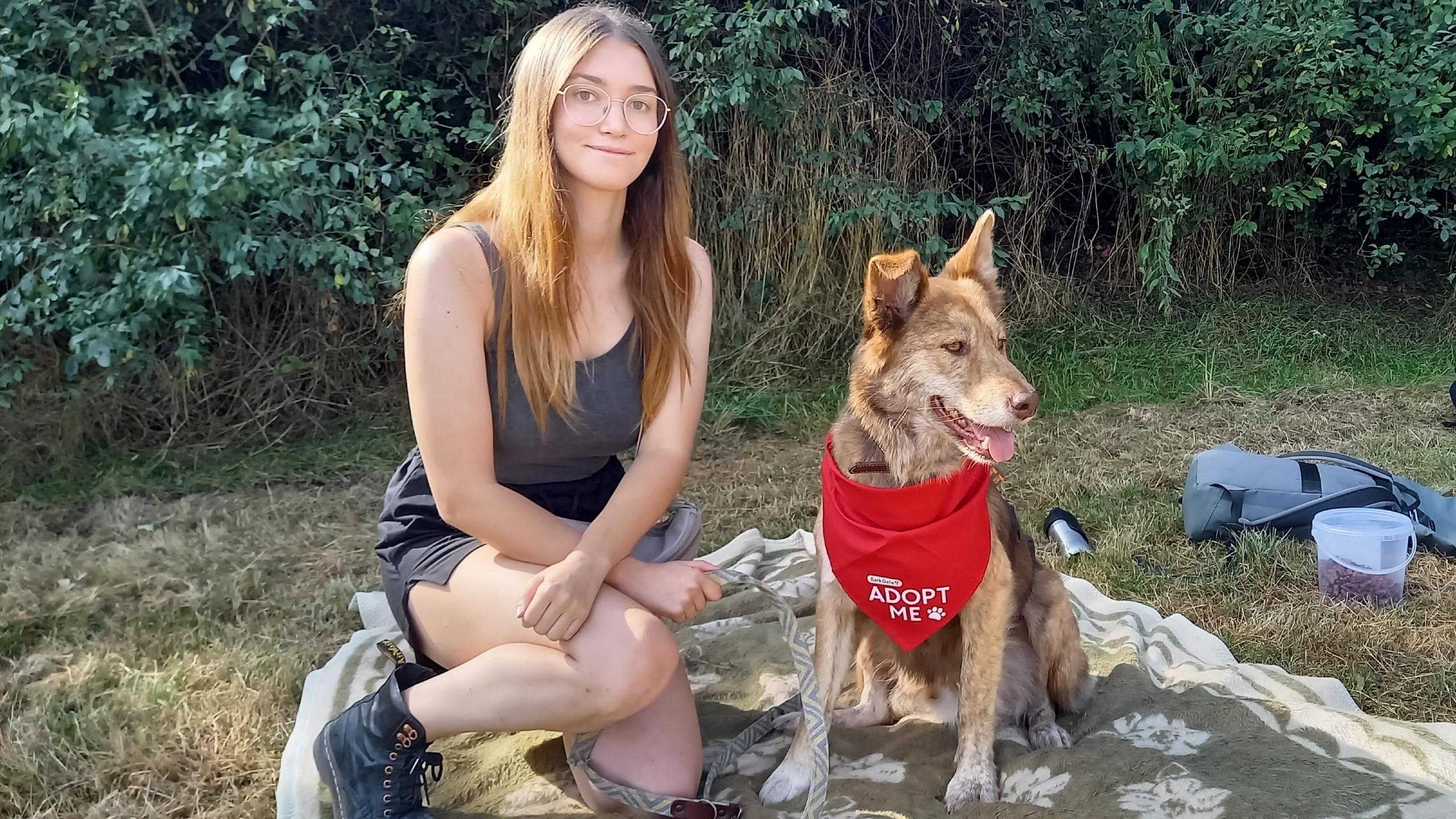 Laura Fehn und Pflegehund Aslan. Hunde aus dem Tierschutz suchen ein neues Zuhause. Beim "Bark Date" lernt man sie im Park direkt kennen – Und findet vielleicht ein tierisches Perfect Match! 