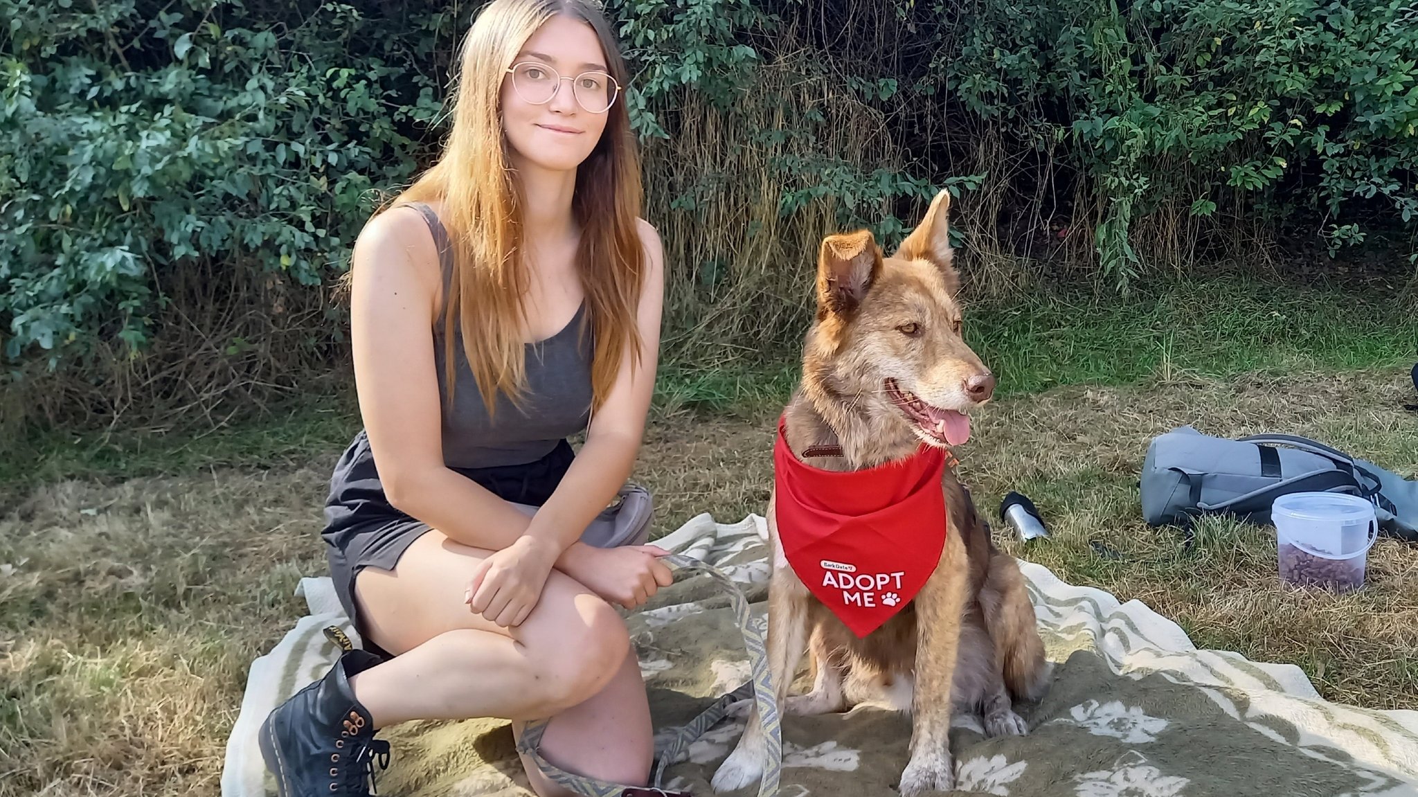 Laura Fehn und Pflegehund Aslan. Hunde aus dem Tierschutz suchen ein neues Zuhause. Beim "Bark Date" lernt man sie im Park direkt kennen – Und findet vielleicht ein tierisches Perfect Match! 