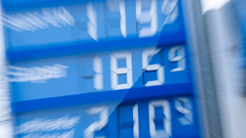 Kraftstoffpreise auf einer Tafel an einer Tankstelle | Bild: dpa-Bildfunk/Peter Kneffel Kraftstoffpreise auf einer Tafel an einer Tankstelle