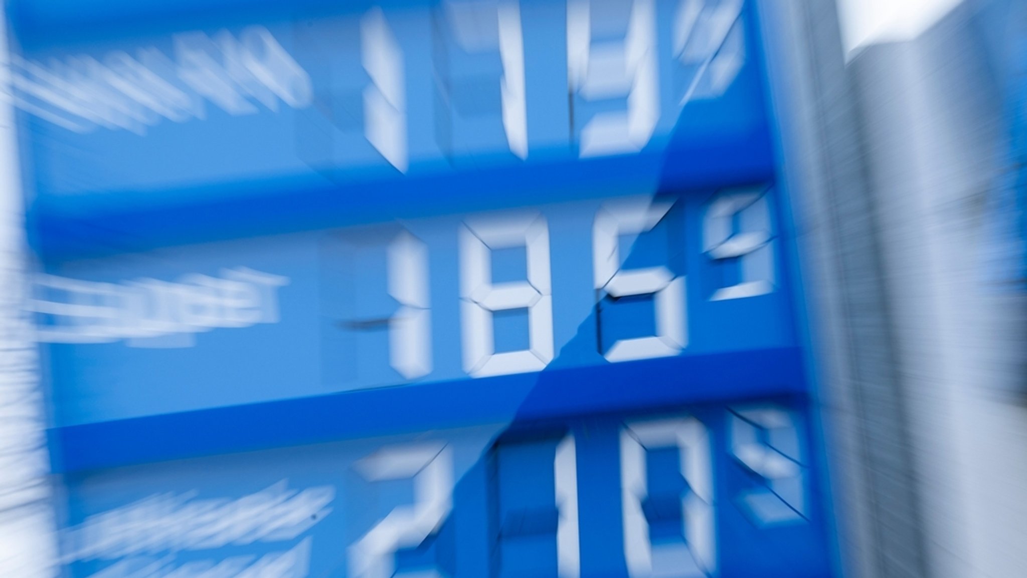 Kampf um günstigen Sprit: Polizei muss Streit schlichten