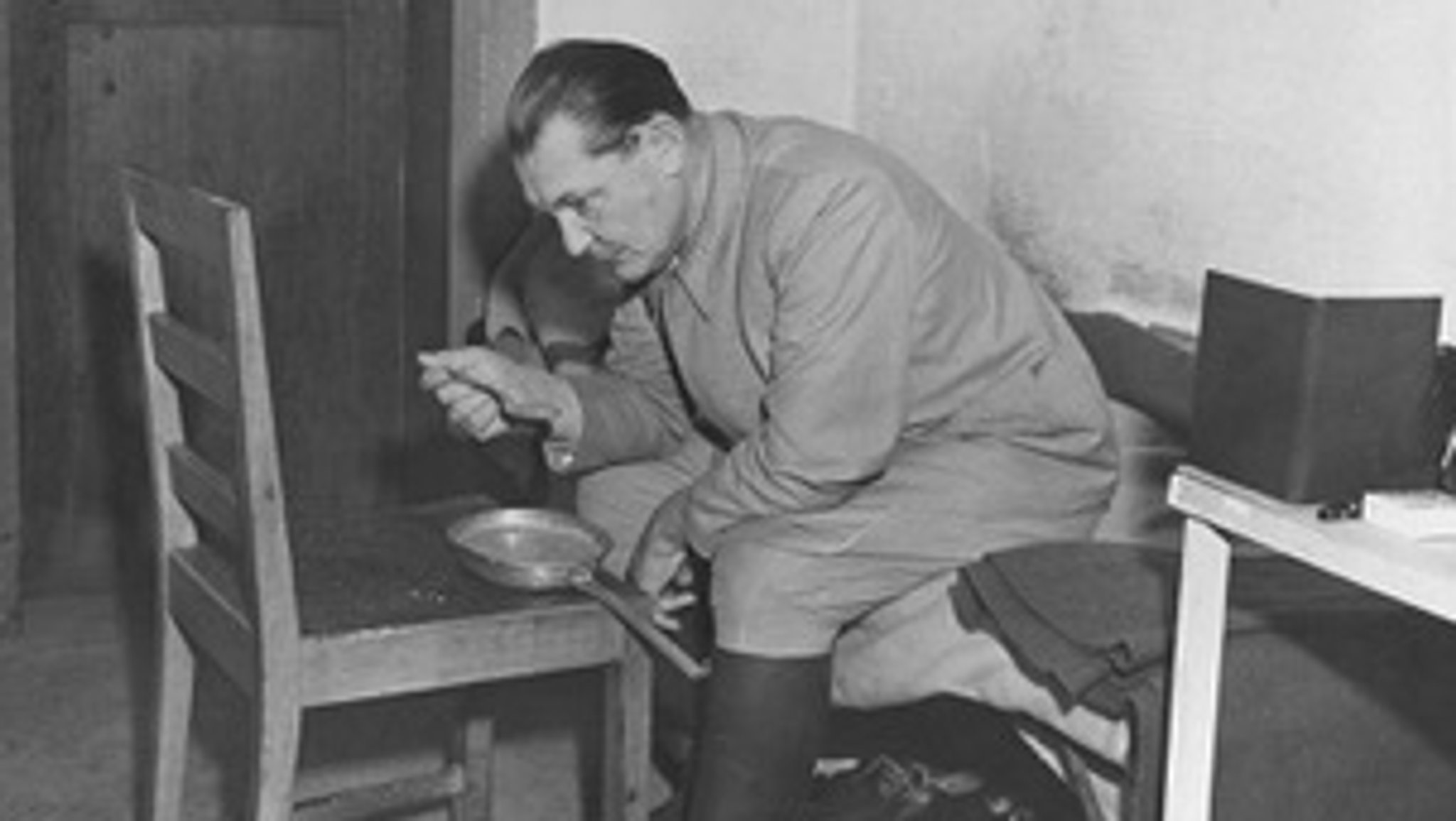 (Archivbild) Mittagessen in der Zelle: Der ehemalige Reichsfeldmarschall Hermann Göring während des Prozesses. | Bild: US National Archives and Records Administration (Public Domain) (Archivbild) Mittagessen in der Zelle: Der ehemalige Reichsfeldmarschall Hermann Göring während des Prozesses.