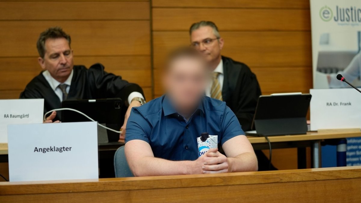 Der Angeklagte (Gesicht verpixelt) im Prozess um die getötete Studentin Hanna auf der Bank im Landgericht Traunstein (Archivbild).