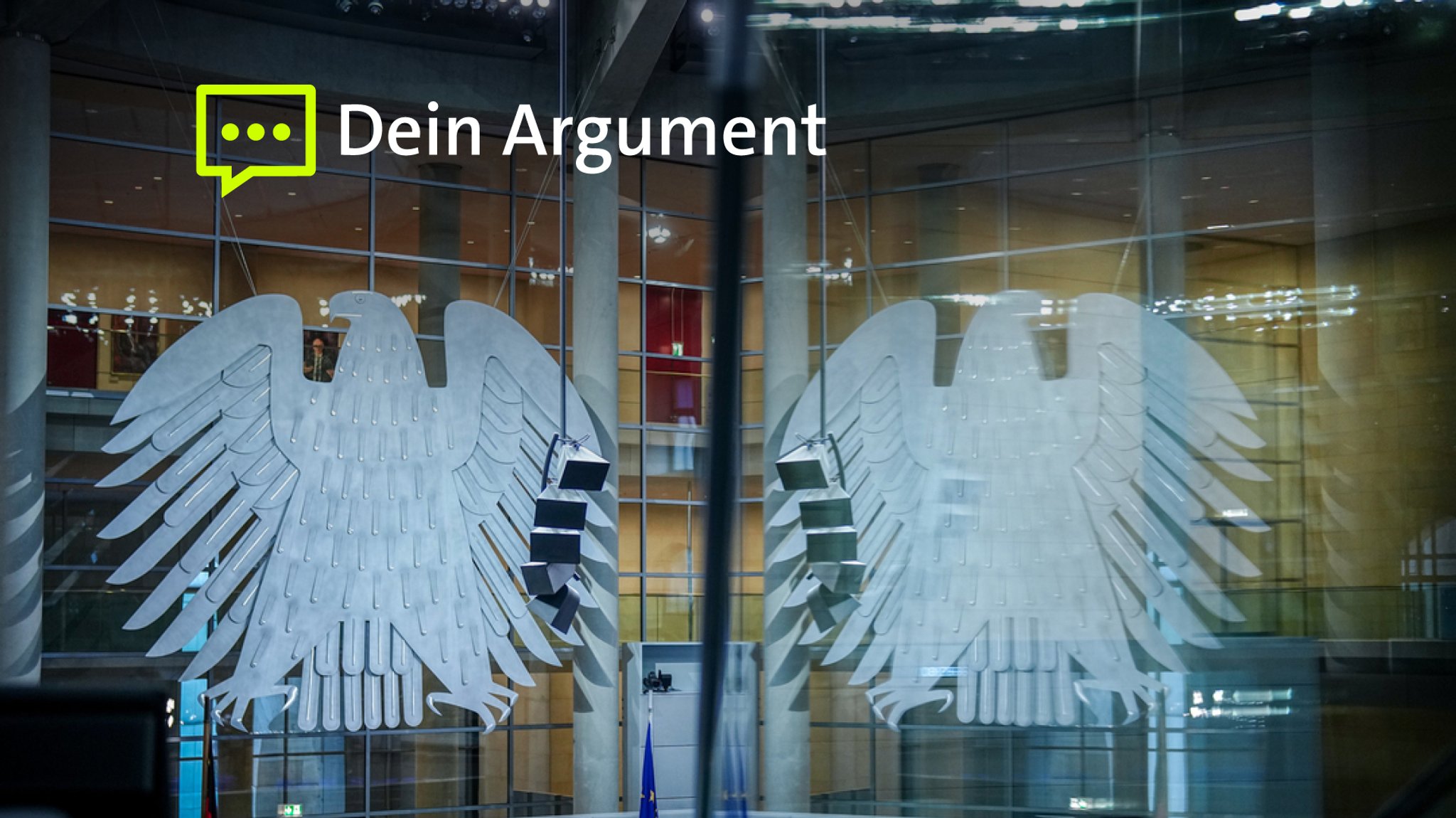 Blick auf den Bundesadler im Plenum des Bundestags im Reichstagsgebäude zu Beginn einer Sitzung (Archivbild).