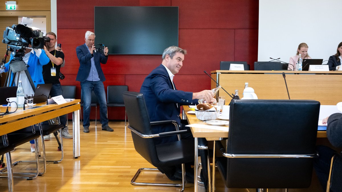 Bayerns Ministerpräsident Markus Söder (CSU) sitzt vor Beginn des Untersuchungsausschuss Stammstrecke im Konferenzsaal des Bayerischen Landtags
