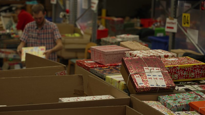 Viele bunt verpackte Päckchen stapeln sich in der Kaufbeurer Humedica-Zentrale. Dort müssen die ehrenamtlichen Helferinnen und Helfer fleißig mit anpacken: Mehr als 65.000 Päckchen müssen einzeln kontrolliert, notfalls ergänzt und anschließend verpackt werden. | Bild: Humedica Viele bunt verpackte Päckchen stapeln sich in der Kaufbeurer Humedica-Zentrale. Dort müssen die ehrenamtlichen Helferinnen und Helfer fleißig mit anpacken: Mehr als 65.000 Päckchen müssen einzeln kontrolliert, notfalls ergänzt und anschließend verpackt werden.