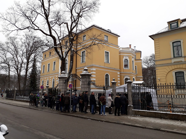 Lange Schlangen vor russischem Konsulat in München | BR24