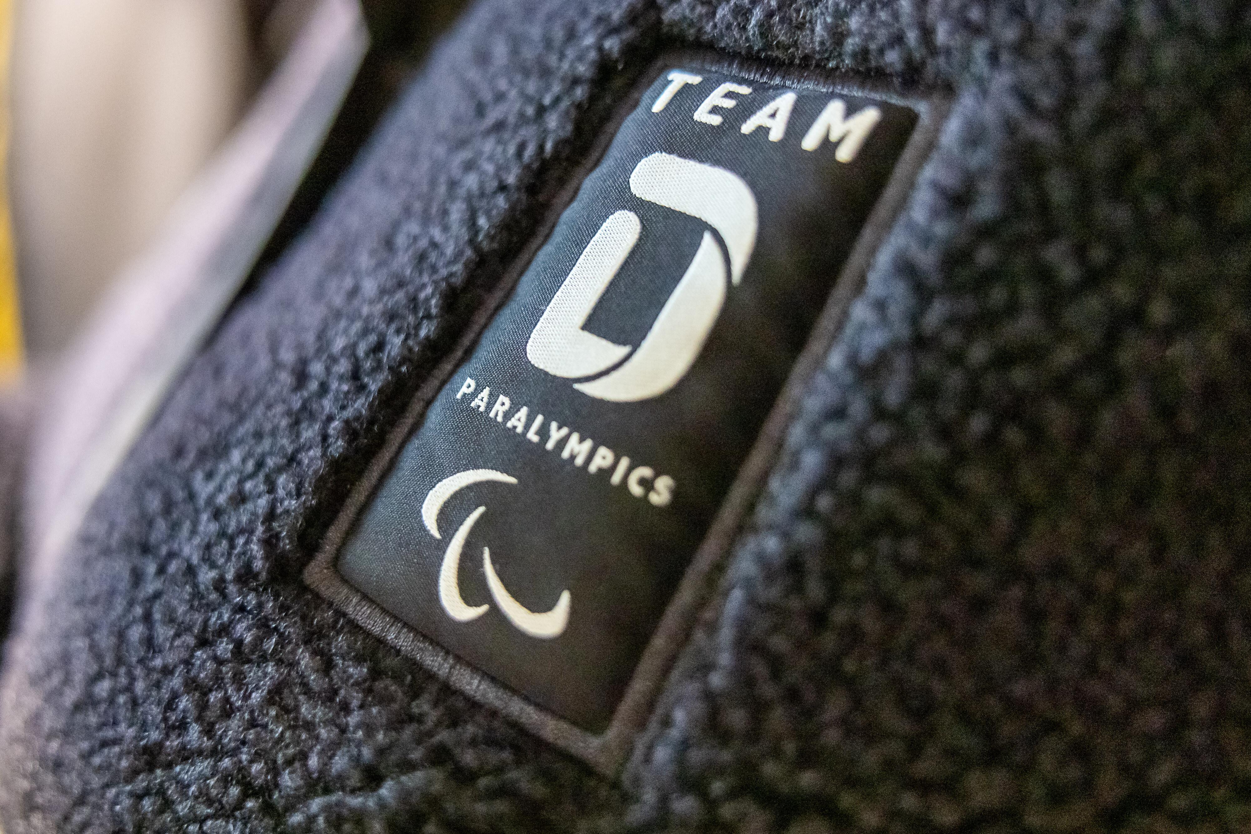 Detailaufnahme des Logos von Team Deutschland Paralympics auf einer Fleecejacke 