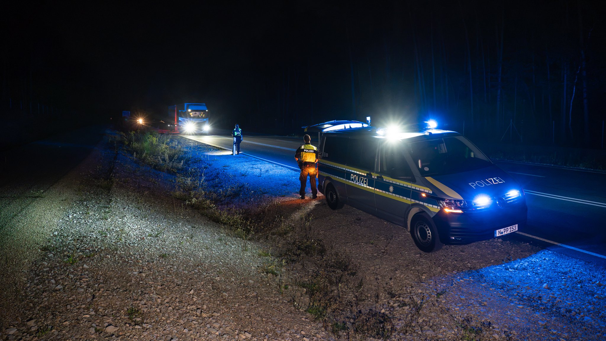 Ein Einsatzwagen der Polizei steht im Dunkeln am Straßenrand. | Bild: News5/Ferdinand Merzbach Ein Einsatzwagen der Polizei steht im Dunkeln am Straßenrand.