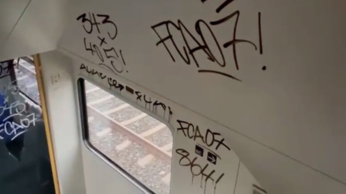 Die Innenwände des Zugwaggons sind mit Graffiti besprüht.