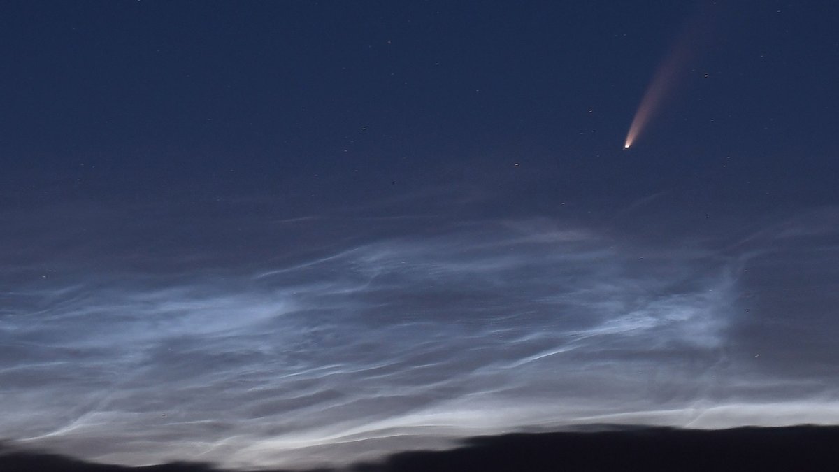 Komet Neowise und leuchtende Nachtwolken