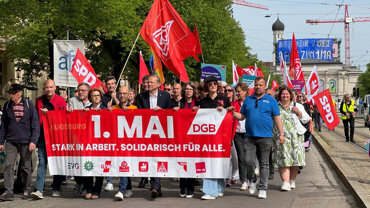 In Augsburg sind bei der Zentralveranstaltung des Bayerischen Gewerkschaftsbundes viele Menschen auf die Straße gegangen. 