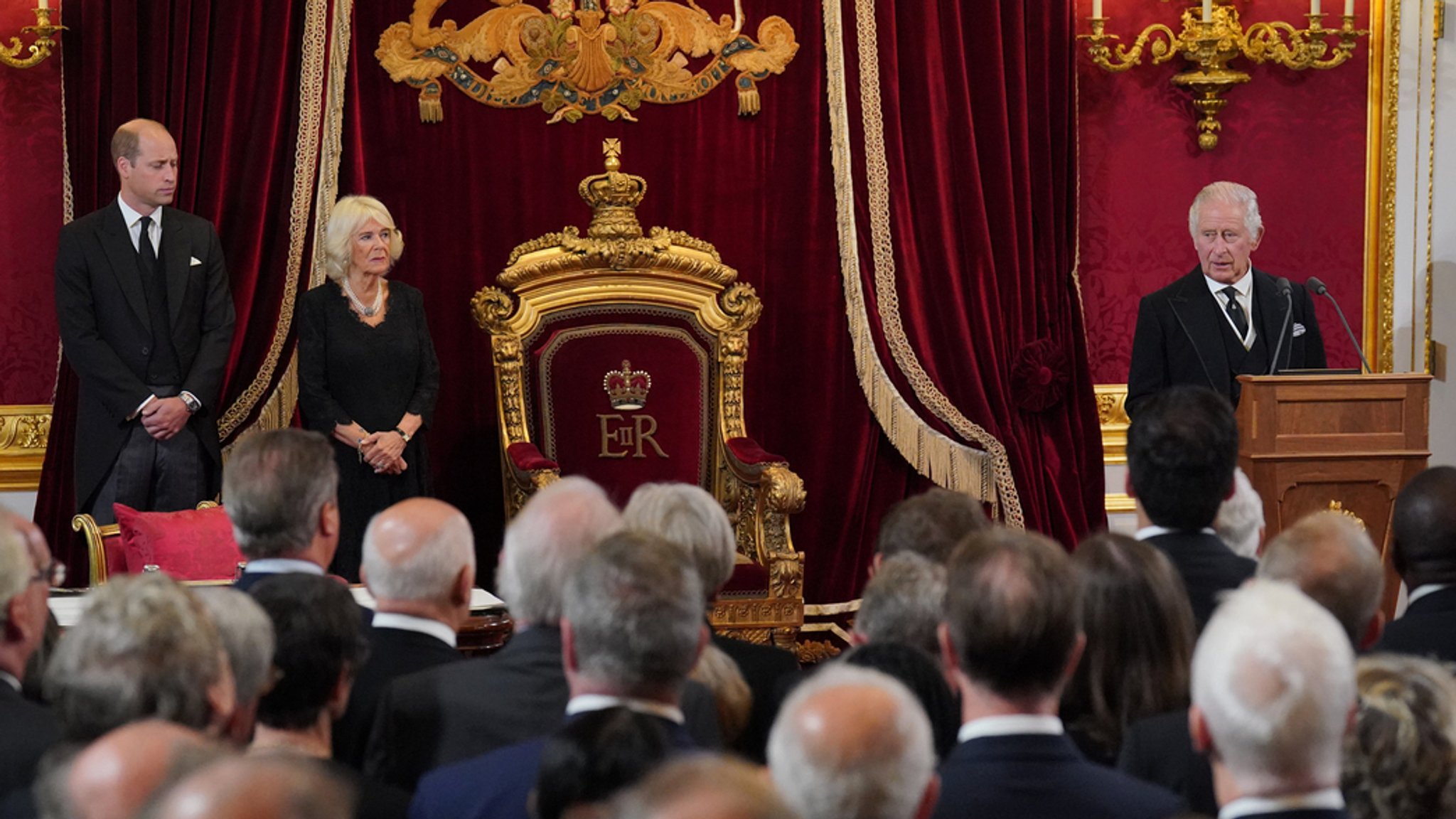 10.09.2022, Großbritannien, London: König Charles III. spricht im Beisein seines Sohnes, William, Prinz von Wales und seiner Gemahlin, Königin Camilla während des Thronfolgekongresses im St. James's Palace in London. Am zweiten Tag nach dem Tod von Königin Elizabeth II. wird ihr Sohn, Charles III., im St.-James's-Palast feierlich zum König proklamiert.