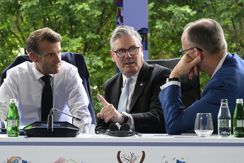 Macron, Starmer und Merz an einem Tisch. (Archivbild)