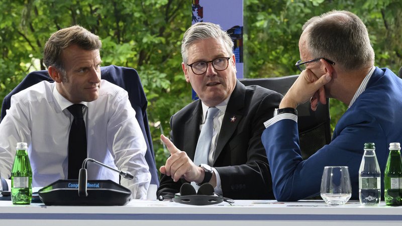 Macron, Starmer und Merz an einem Tisch. (Archivbild) | Bild: dpa-Bildfunk/Leon Neal Macron, Starmer und Merz an einem Tisch. (Archivbild)
